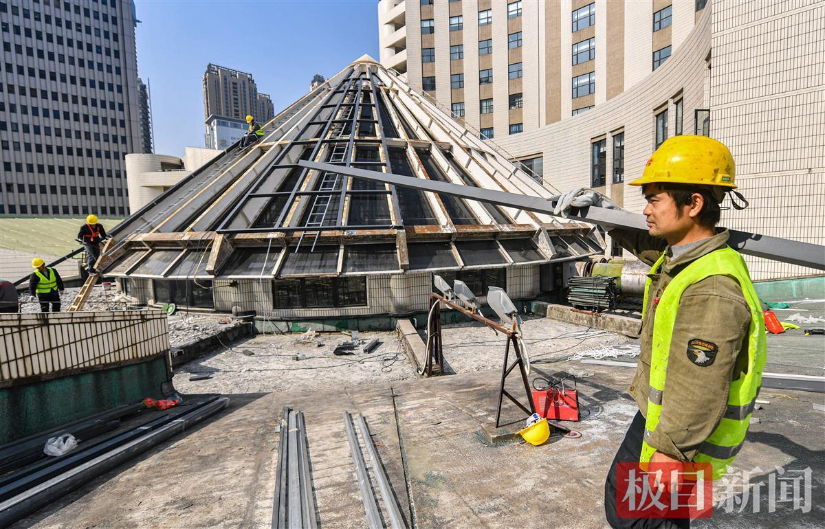 24米高空作業(yè)忙，武漢圖書館錐形玻璃頂即將煥新